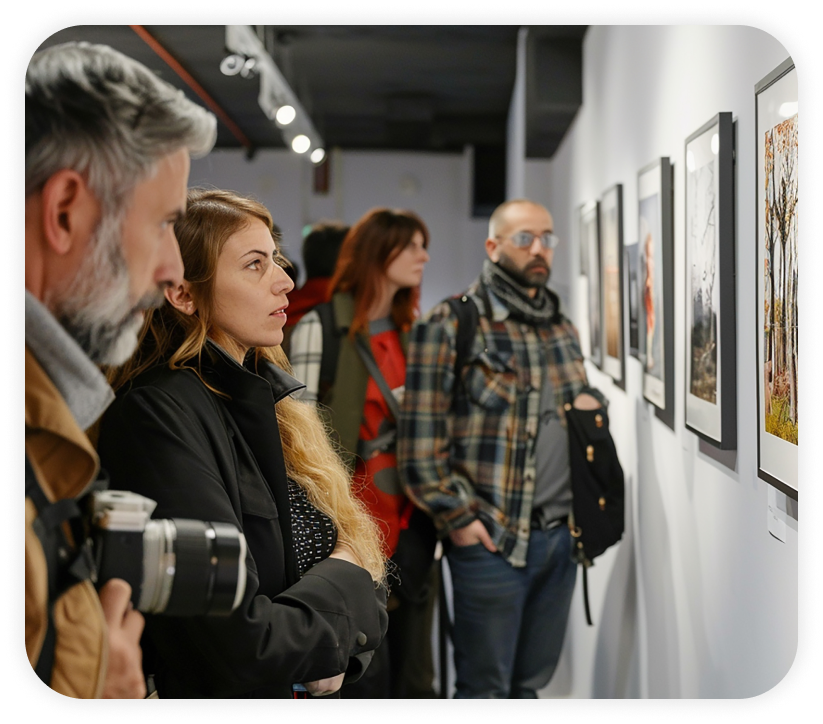 Photo d'un de visiteurs dans un lieux d'exposition